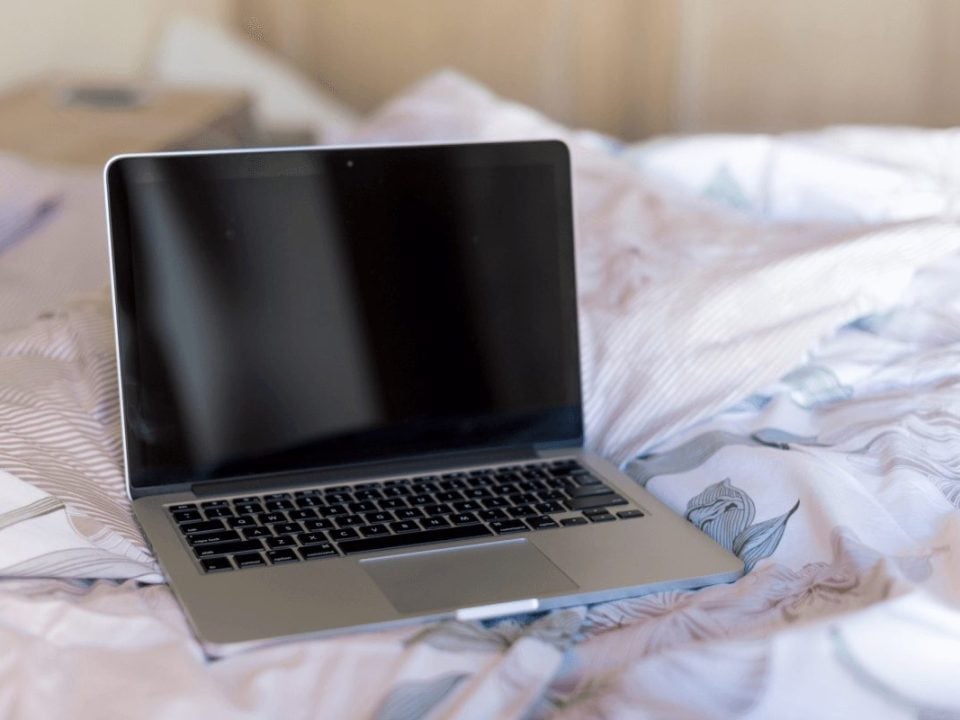 laptop pe un pat